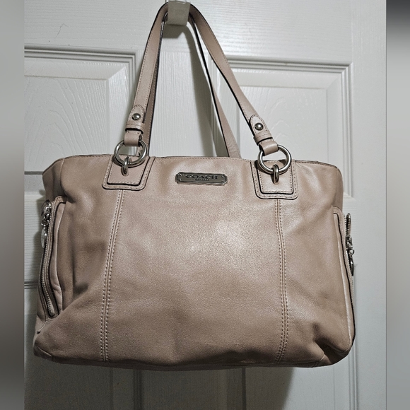 Coach Handbags - EUC coach genuine leather shoulder purse